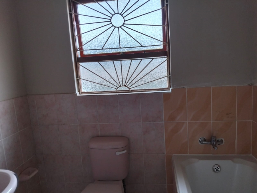 To Let 4 Bedroom Property for Rent in Southernwood Eastern Cape